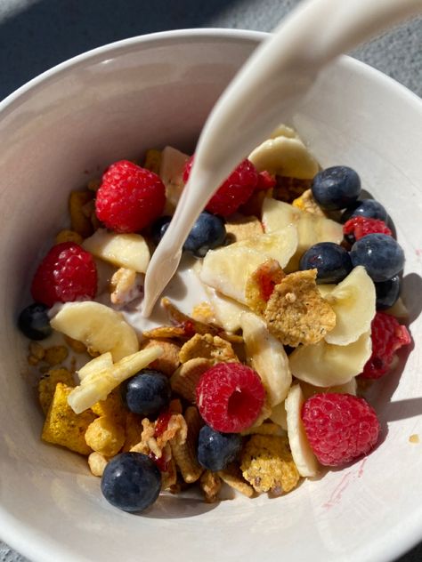 Fruit Cereal With Coconut Water, Breakfast Esthetics, Cereal Aestethic Breakfast, Cereal Breakfast Aesthetic, Cereals Aesthetic, Cereal With Fruit, Cereal Aesthetic, Food Esthetics, Diet Aesthetic