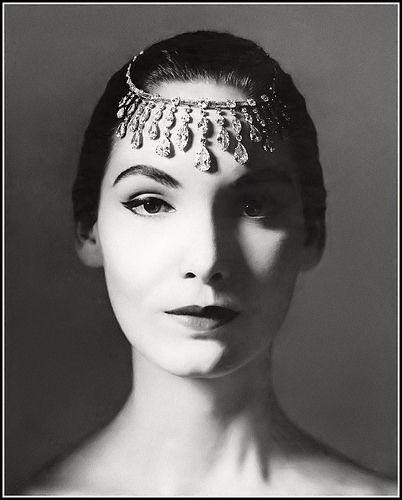 Cherry Nelms wearing diamond necklace by Cartier, photo by Richard Avedon, January 20, 1954 Avedon Photography, Richard Avedon Photography, Jewellery Advertising, America Images, 1950’s Style, Cartier Necklace, Hair Jewels, Exotic Women, Richard Avedon