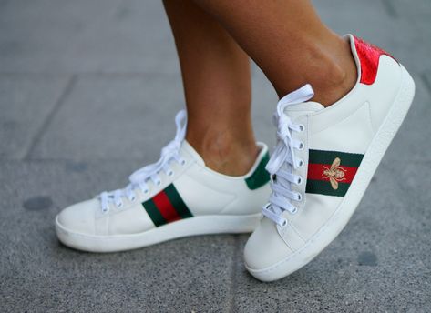 Tenis Gucci, Gucci Bee, Cheap Gucci, Gucci Sneakers, Training Clothes, Cute Sneakers, Gucci Shoes, Shoe Lover, Sneaker Head