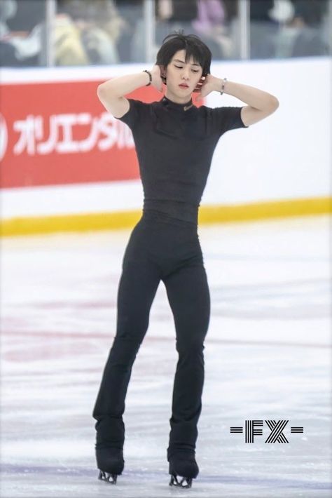 Dynamic Poses Reference Male, Male Figure Skaters, Male Pose Reference, Body Reference Poses, Cute Asian Guys, Human Poses Reference, Human Poses, Yuzuru Hanyu, Figure Poses