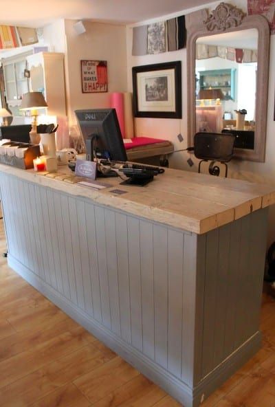 Store Front Counter Ideas, Boutique Checkout Counter Retail Stores, Boutique Office Space, Store Checkout Counter Ideas, How To Build A Checkout Counter, Boutique Counter Ideas Retail, Retail Register Counter, Ikea Retail Counter, Diy Cash Counter