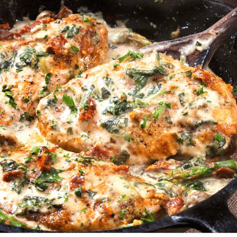 Creamy Low Carb Tuscan Chicken - One Pot Dinner! Easy Valentine Dinner For Two, Valentine’s Day Dinner Party Ideas, Easy Anniversary Dinner, Healthy Romantic Dinner For Two, Easy Romantic Dinner For Two At Home, Easy Dinner Date Recipes, Romantic Dinner At Home Recipes, Anniversary Meals At Home, Date Night Ideas At Home Food