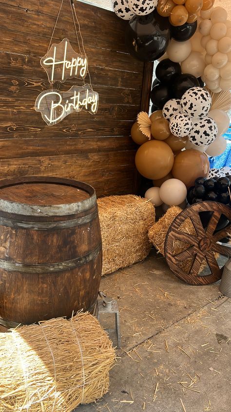 Ranch Style Party Ideas, Western Birthday Party For Men, Mexican Cowboy Party Decorations, Country Birthday Party Decorations, Rodeo Table Decorations, Dude Ranch Party Ideas, Rancho Birthday Party, Vaquera Birthday Party, Boho Party Decorations Birthday