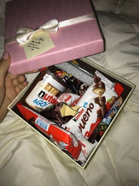 Give her a little surprise 18th Birthday Gifts For Girls, Chocolate Tumblr, Chocolate Videos, Chocolate Quotes, Anniversaire Diy, Bff Birthday Gift, Chocolate Design, Valentine Chocolate, Cute Birthday Gift