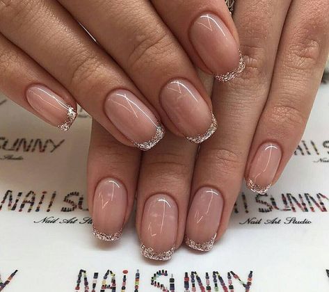 French manicure with gold glittered tips Mini Nails, Decorate Nails, Neat Nails, Manicure Nail Designs, Nails French, Nail Styles, Prom Nails, Minimalist Nails, Pretty Acrylic Nails