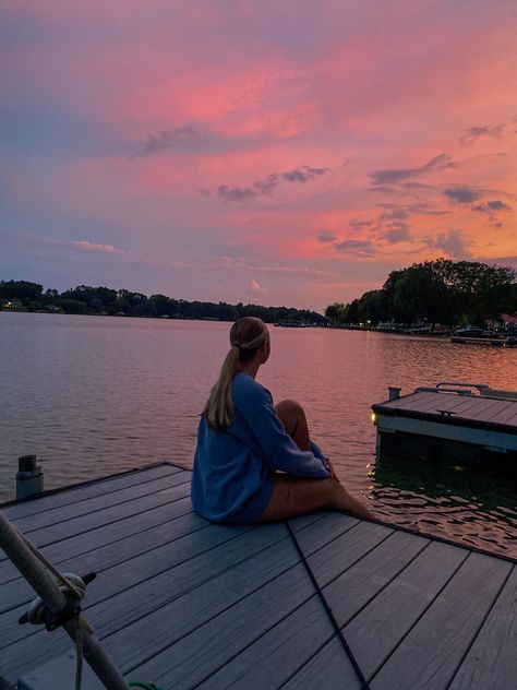 Lake Picture Poses, Lake House Photo Ideas, Lake Life Pictures, Cottage Pictures Ideas, Lake Vacation Picture Ideas, Cottage Photo Ideas, Fall Lake Pictures, Lake Day Photoshoot, Instagram Lake Pictures