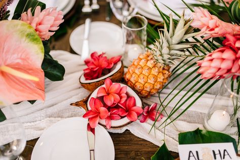 Plumeria, coconuts & pineapples luxury table setting. Hawaii Coconut Table Decor, Quinceañera Decorations, Tropical Tablescape, Food Setup, Table Display Ideas, Luau Ideas, Pineapple Wedding, Dinner Centerpieces, Chic Birthday Party