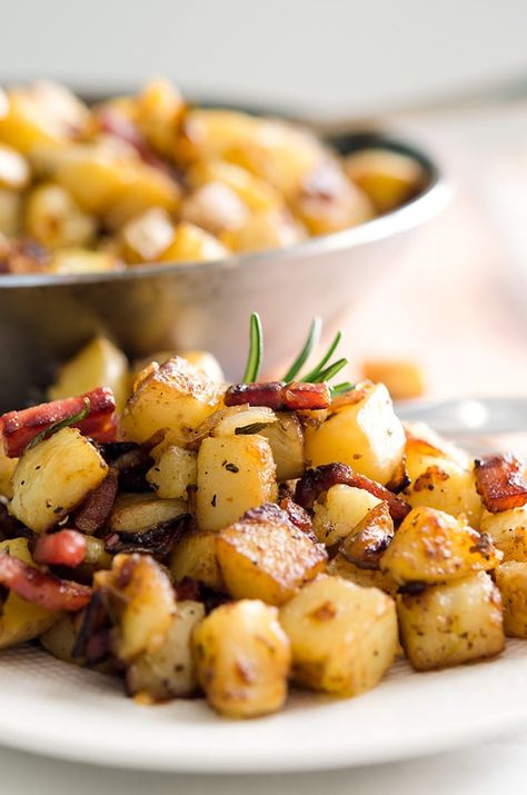 Mmm... I love homemade hash browns. Just a little bacon, fresh herbs and crispy cubed potatoes make it delicious! Homemade Hash Browns, Homemade Breakfast Recipes, Gluten Free Recipes Side Dishes, Homemade Hashbrowns, Breakfast Hashbrowns, Gluten Free Sides Dishes, Hashbrown Recipes, Breakfast Hash, Hash Brown