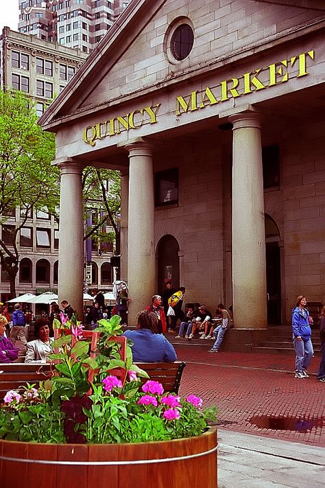 Quincy Market Boston, Boston Massachusetts Fall, Massachusetts Aesthetic, Massachusetts Houses, Hospitality And Tourism Management, Boston Travel Guide, Quincy Market, Massachusetts Travel, Boston Travel