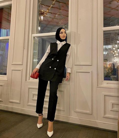 Formal Hijab Outfit, Veiled Clothes, Modest Work Outfits, Blazer Outfits Casual, Hijab Style Tutorial, Hijab Style Casual, Fashion Top Outfits, Business Outfits Women, Office Outfits Women