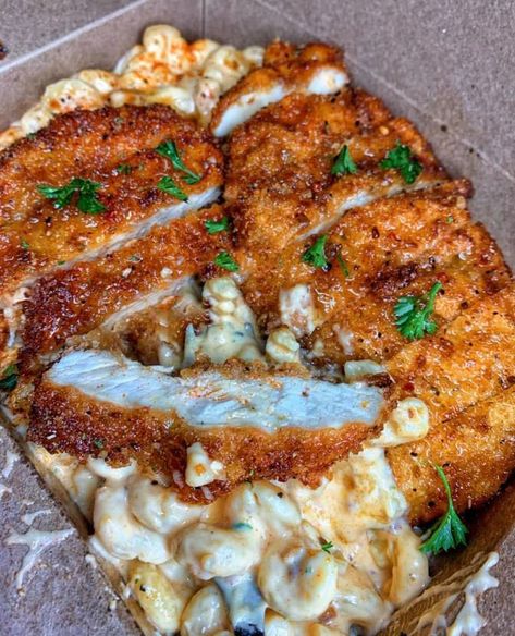 Experience the perfect blend of flavors with this Cajun mac and cheese with crispy Hennessy-glazed fried chicken. The creamy, spicy mac and cheese is made with a blend of cheddar, mozzarella, and Parmesan cheese, and is seasoned with cajun spices for an extra kick. The fried chicken is coated in a mixture of flour, eggs, and breadcrumbs, then fried to crispy perfection. The chicken is then glazed with a mixture of Hennessy cognac, honey, butter, and cajun seasoning for a sweet and savory finish. Hennessy Glazed Fried Chicken, Glazed Fried Chicken, Cajun Mac And Cheese, Spicy Fried Chicken, Think Food, Food Goals, Food Videos Cooking, Food Obsession, Pretty Food