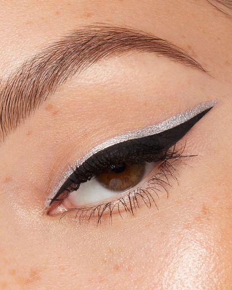 Black And Silver Eye Makeup, Peach Eye Makeup, Double Eyeliner, Kim Makeup, Silver Eyeliner, Slay Makeup, Silver Eye Makeup, Nye Makeup, Black Hair Accessories