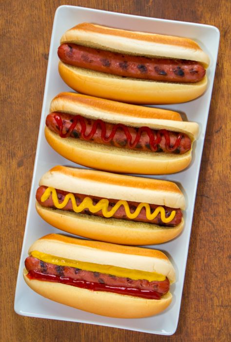 The Classic Hot Dog set-up: grilled hot dog, condiments of choice (usually ketchup, mustard, relish), sandwiched in a Martin's Long Potato Roll! The cookout classic! Hot Dogs Grilled, Burger Hot Dog, Hot Dog Sandwich, Grilled Hot Dogs, Hot Dog Business Ideas, Hamburgers And Hot Dogs, Hot Dog Aesthetic, Hot Dog Food Photography, Different Hot Dog Styles