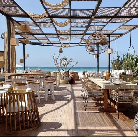 Beach Hotel Restaurant Interior Design, Beach Restaurant Design Outdoor Seating, Roof Top Restaurant Design, Beach Bar Design, Roof Top Cafe, Beach Restaurant Design, Rooftop Restaurant Design, Restaurant Beach, Seaside Restaurant