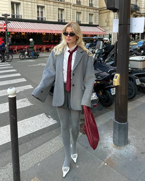 Linda ☁️✨ | cph flashbacks 🍂⭐️ | Instagram Gray Blazer Outfit Aesthetic, Grey Tights Outfit, Gal Clothes, Linda Sza, January Outfits, Outfit Inso, Stockings Outfit, Power Dressing, Grey Outfit