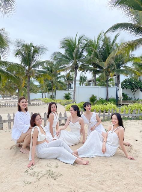 Group Beach Poses, Beach Group Photo Ideas, Beach Photography Friends, Group Pose, Group Poses, Group Shots, Beach Friends, Beach Photography Poses, Instagram Style