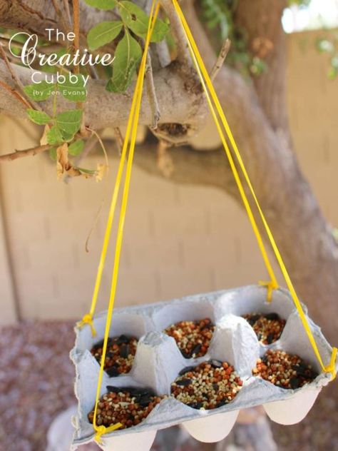 17 Mind-Blowing Homemade DIY Bird Feeder - Gravetics Bird Feeders For Kids To Make, Bird Feeder Craft, Homemade Bird Feeders, Fun Projects For Kids, Egg Carton Crafts, Diy Bird Feeder, Diy Birds, Egg Carton, Camping Crafts