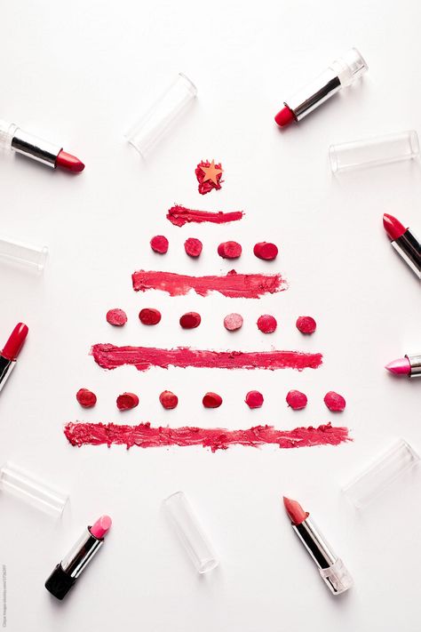 Top view of creative Christmas tree drawn with pink and red lipsticks on white background Christmas Family Dinner, Tree Top View, Dinner Party Christmas, Lipstick Photography, Holiday Lipstick, Family Tree Canvas, Birch Tree Wedding, Tree Carvings, Trees Top View