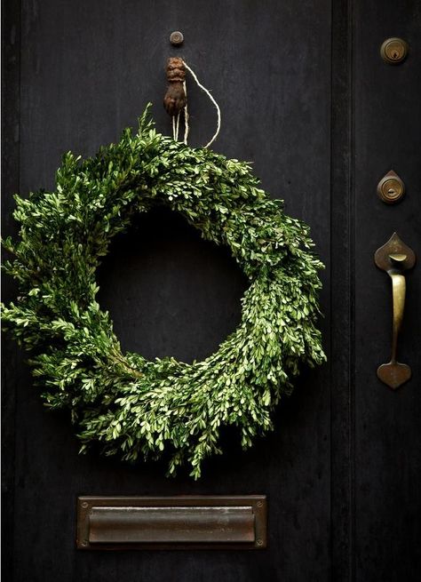 Curb Appeal: 10 Festive Front Doors for the Holidays: Gardenista Boxwood Wreath, Fashion Christmas, Green Wreath, Deco Floral, Noel Christmas, Holiday Inspiration, Outdoor Christmas Decorations, Christmas Inspiration, Outdoor Christmas