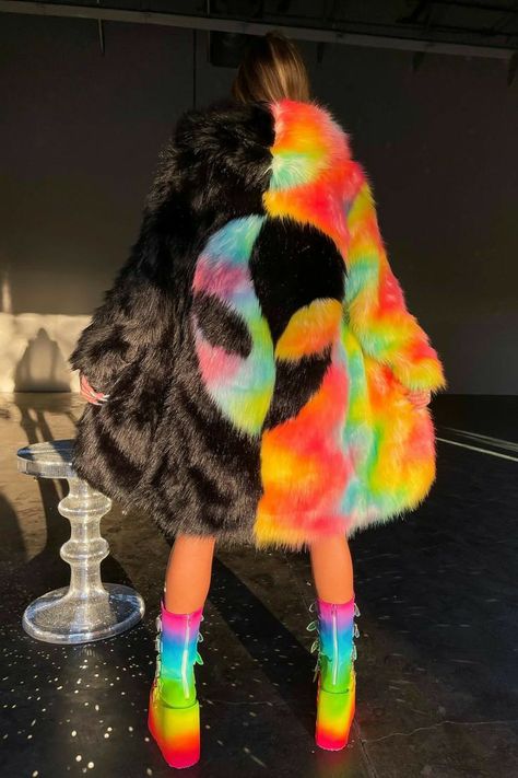 Rave Fur Coat, Fur Fabric Ideas, Rainbow Fur Coat, Festival Fur Coat, Black And Rainbow Outfit, Neon Fashion Aesthetic, My Space Aesthetic, Aliencore Outfit, Space Aesthetic Outfit