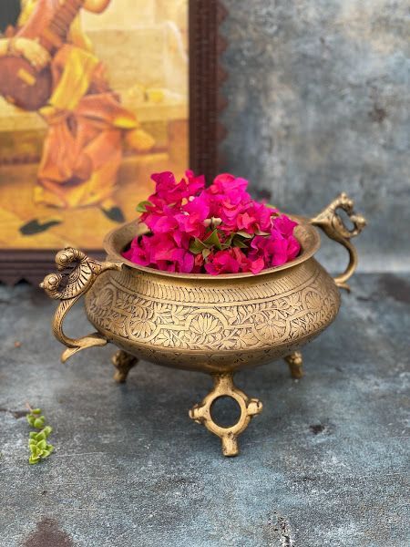 Athepoo - Sitting Pot Brass Decor Indian Living Rooms, Brass Decor Indian, Dining Table Decor Centerpiece, Indian Inspired Decor, Diya Lamp, Copper Interior, Diwali Decorations At Home, Entertaining House, Indian Living Rooms