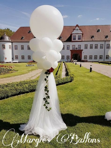 Wedding Door Decorations, Anniversary Plans, Wedding Photography List, Balloon Curtains, Wedding Alters, Wedding Doors, Simple Wedding Decorations, Wedding Balloon Decorations, Wedding Sand