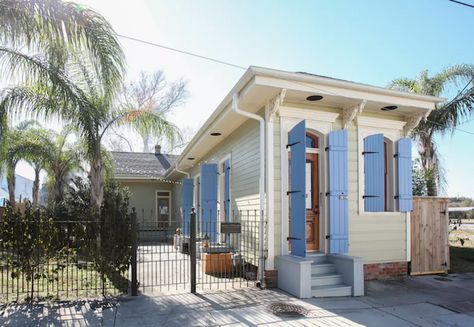 Straight and Narrow: 22 Shotgun Houses We Love https://www.bobvila.com/slideshow/straight-and-narrow-22-shotgun-houses-we-love-50833?slide_name=shotgun-house-fixer-upper& Shotgun House Floor Plans, Shotgun House Interior, Shotgun House Plans, Creole Cottage, Narrow House Plans, Shotgun House, Narrow House, Kit Homes, House Flooring