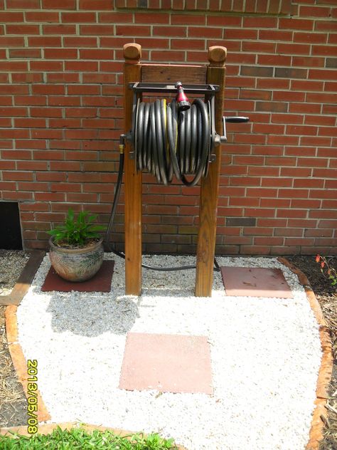 Vintage Decorating Ideas, Garden Hose Storage, Rustic Garden Ideas, Garden Hose Holder, Garden Hose Reel, Vintage Decorating, Balcony Ideas Apartment, Hose Reel, Apartment Balcony