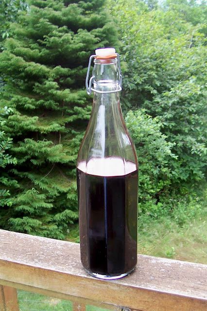 Blackberry Vinegar-Scroll down a ways as this lady talks a bunch before the recipe :) Blackberry Vinegar, Preserving Recipes, Diy Foods, Kitchen Witchery, Cold Remedies, Food Preservation, Jams & Jellies, Canned Food, Preserving Food