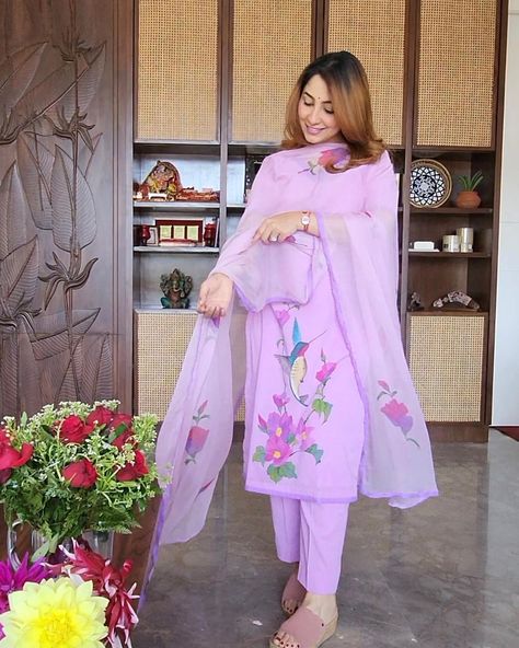 Humming bird and florals handpainted on a lilac cotton suit with chiffon dupatta. Hand Painted Suits, Handpainted Suits, Lavender Suit, Painted Lavender, Lavender Cotton, Hand Painted Designs, Fabric Painting On Clothes, Hand Painted Clothing, Painted Designs