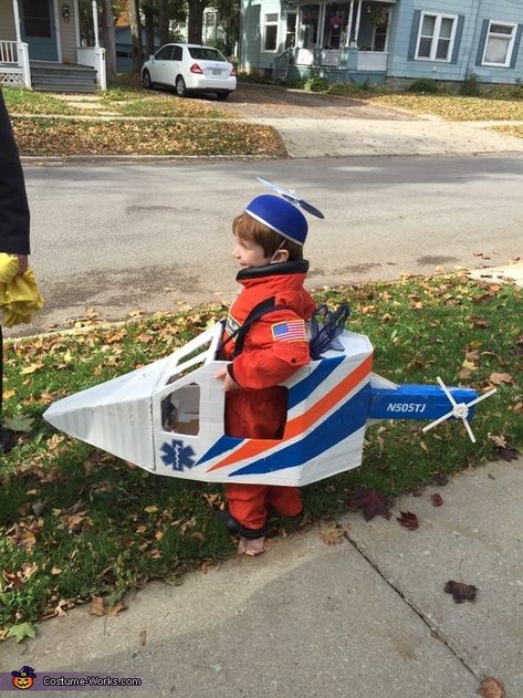 Michelle: I made this costume for my son. My 4 year old son Brody is wearing the costume. Our local medical helicopter company is where I got the idea. They fly... Diy Helicopter Costume, Helicopter Costume, Pilot Halloween Costume, Cardboard Houses For Kids, Pilot Halloween, Medical Helicopter, 2017 Halloween Costumes, Cardboard Costume, Pilot Costume