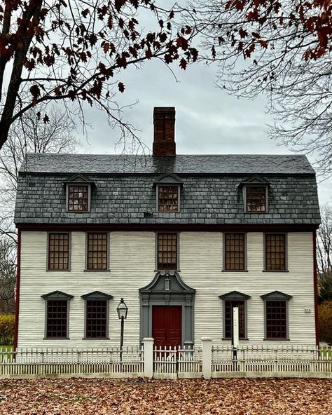 Early American Architecture, Old New England Homes Exterior, Colonial American House, Historical Houses, Colonial Style House, Saltbox House, Saltbox Houses Exterior, Colonial House Exterior, New England Colonial Interior