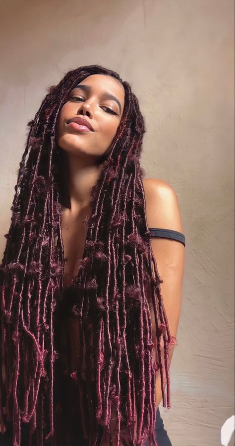 Faux Locs + Vermelho + Vinho + hair + red + braids + butterfly locs 99j Faux Locs, Tranças Faux Locs, Braids Butterfly Locs, Red Braids, Cute Box Braids, Butterfly Locs, Faux Locs Hairstyles, Cute Box Braids Hairstyles, Hair Red