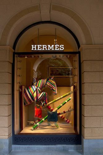 Apple Iphone Wallpaper, Hermes Window, Fashion Window Display, Hermes Store, Window Display Retail, Store Window Display, Visual Merchandising Displays, Store Window Displays, Window Display Design