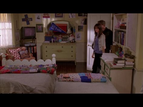 Dresser side wall Loralie Gilmore Bedroom, Rory Gilmore Bedroom Aesthetic, Rory Gilmore Bedroom, Rory Gilmore Room, Rory Bedroom, Rorys Room, Gilmore House, Gilmore Girls House, Latest Dressing Table Designs