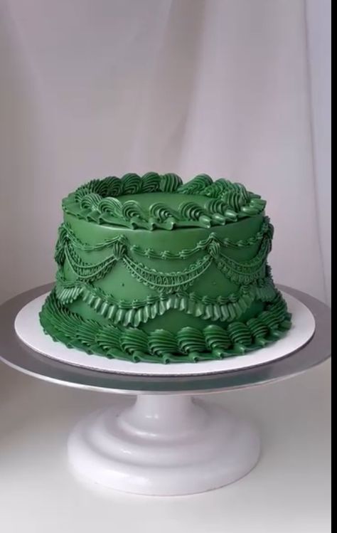 Pretty Birthday Cakes Green, Dark Vintage Cake, Birthday Cake Green And Gold, Forest Green Cake, Emerald Green Cake Ideas, Green Bday Cake, Dark Green Cake, Gothic Birthday Cakes, Green Velvet Cake