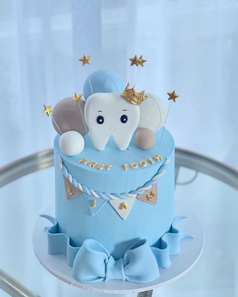 First tooth cake 🦷👶🏻💙 #cake #cakedecorating #cakedesign #cakeoftheday #cakeofinstagram #buttercreamcake #firsttooth #firsttoothcake #baby #brisbane #brisbanecake #brisbanecakemaker #brisbanefood #instabrisbane #کیک#باترکریم#اولی�ن_دندون #کیک_دندونی Teeth Cake Ideas, Tooth Cake Design, First Tooth Cake, First Tooth Cake Boy, First Teeth Party Ideas Tooth, First Teeth Cake Ideas, First Tooth Decoration Ideas, First Tooth Party, Cake For Newborn Baby Boy