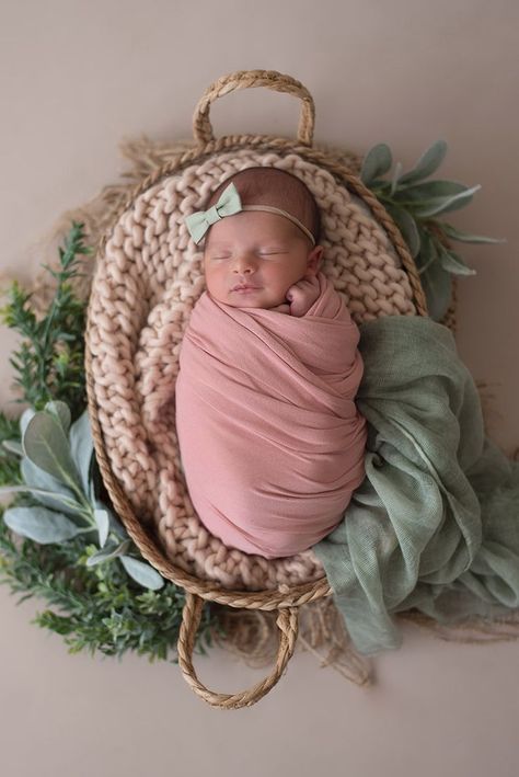 Newborn Photo Pose, Newborn Family Pictures, Diy Newborn Photography, Foto Newborn, Baby Pictures Newborn, Newborn Family Photos, Silence Is Golden, Newborn Photography Poses, Newborn Baby Photoshoot