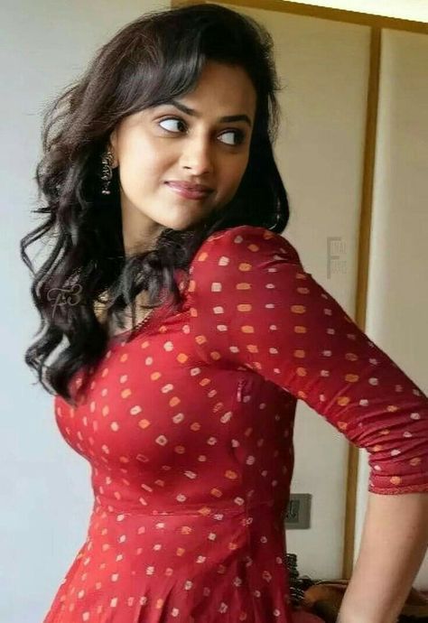 Shraddha Srinath, Dress Photography, Cute Short Dresses, Nice Pic, Beautiful Smile Women, Girl Body, Indian Beauty Saree, Actress Photos, Desi Beauty