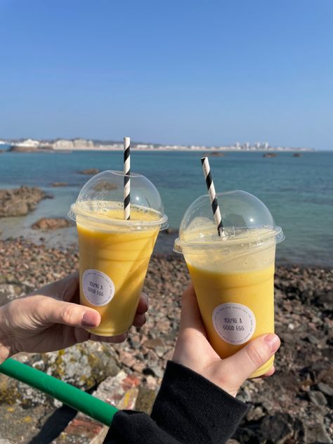 Yellow smoothies on the beach! With a ‘You’re a good egg sticker’ on the side. Tropical Smoothie Aesthetic, Fruit Smoothie Aesthetic, Smoothie Aesthetic, Food Summer, Summer Smoothies, Tropical Smoothie, Fresh Juice, Smoothie Recipes Healthy, Fruit Smoothies