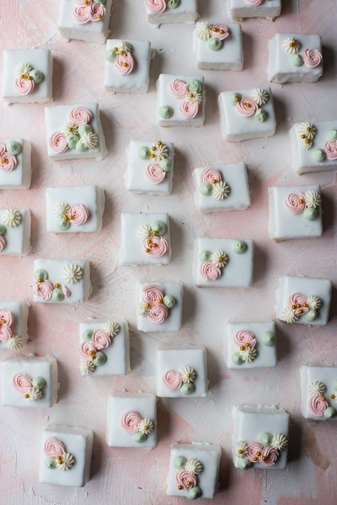 Petit Four Cake Recipe, Petifores Recipe, Petit Fours Recipe Easy, Petit Four Icing, Petit Four Recipes, Little Cakes, Snacks Für Party, Mini Desserts, Pound Cake