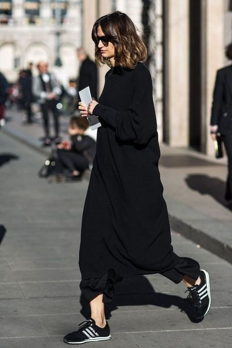 The Coolest Sneakers to Wear Now Leila Yavari, Black Fall Outfits, Walking Down The Street, Minimal Street Style, Woman In Black, Simple Fall Outfits, Jane Birkin, Fashion Weeks, Black Women Fashion