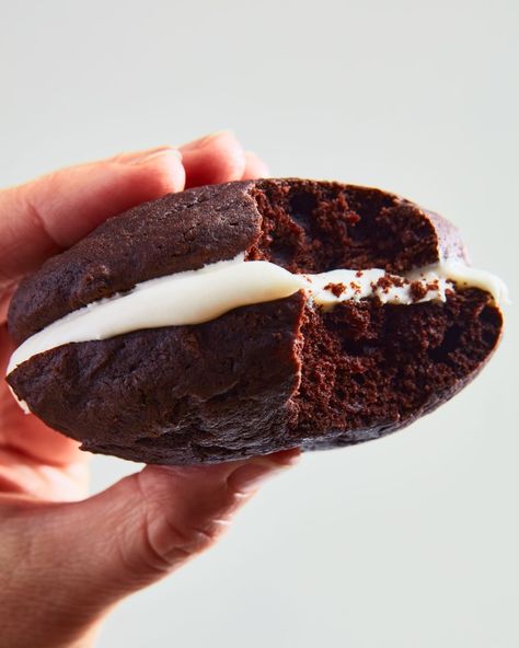 Marshmallow Filling Recipe, Whoopie Pie Filling, Marshmallow Filling, Whoopie Pie Recipe, Chocolate Whoopie Pies, Vanilla Marshmallows, Marshmallow Cream, Leftover Cake, Recipes With Marshmallows