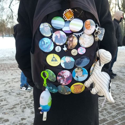 Backpack Backpack Decoration Ideas, Pins On Backpack, Bag With Pins, Scene Backpack, Decorated Backpack, Grunge Backpack, Backpacks Decoration, Backpack With Pins, Funky Backpacks