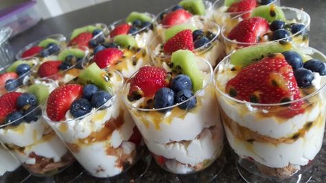 Smashed Pavlovas Dessert Strawberries, Tupperware Recipes, Innovative Kitchen, Yummy Dessert, Business Opportunity, Natural Sweeteners, Kitchen Products, Trifle, Sweet Stuff