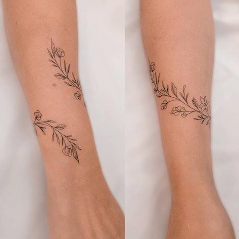 Wild Flower Bracelet Tattoo, Flower Bracelet Tattoo, Bracelet Tattoo, Jewellery Bracelets, Tattoo Bracelet, Flower Wreaths, Little Tattoos, Fine Line Tattoos, Nature Flowers