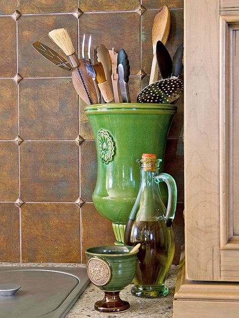 Colorful idea: Use a vase to organize utensils! Kitchen Utensil Storage, Kitchen Storage Ideas, Kitchen Utensil Organization, Art Display Kids, Utensil Storage, Tuscan Kitchen, Colors Schemes, Ceramic Urn, Kitchen Utensil Holder