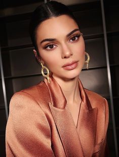 Kendall Jenner earth  Kendall Jenner earth tones neutral makeup look Jen Atkin Hair, Neutral Makeup Look, Hairstylist Branding, Kendall Jenner Makeup, Looks Kylie Jenner, Jenner Makeup, Kylie Jenner Lipstick, Robert Kardashian, Fall Makeup Looks