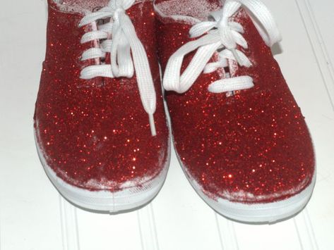 How To Glitter Shoes, Diy Glitter Sneakers, Red Glitter Shoes, Diy Glitter Shoes, How To Make Red, How To Make Glitter, Gold Sneakers, Diy Sneakers, Wedding Sneakers