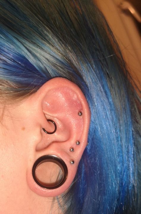 Gauged Ears Women Aesthetic, Gages Ear, Ear Tunnels Aesthetic, Small Gages Ears, Stretched Ears Girl, Industrial Bar Earring, Cosmetic Inspiration, Ear Piercings Chart, Tapers And Plugs